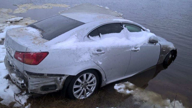 К Рыбинску причалил Lexus, несколько дней дрейфовавший по Волге