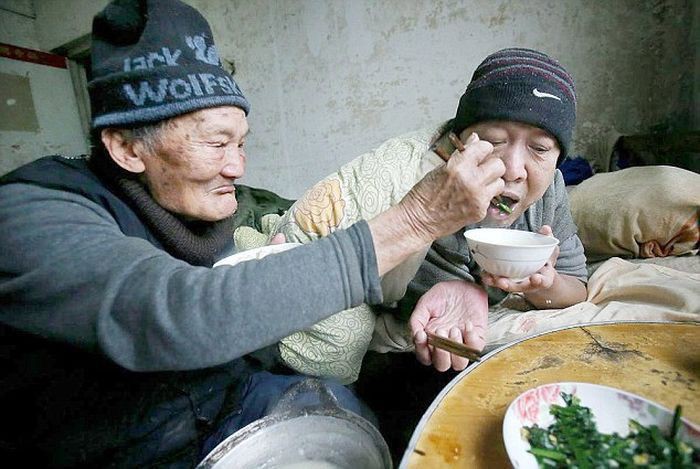Китаец 46 лет заботится о своём парализованном сыне Китаец 46 лет заботится о своём парализованном сыне