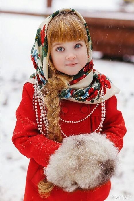 Девушки в русских нарядах