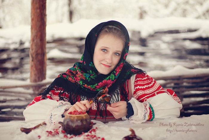 Девушки в русских нарядах