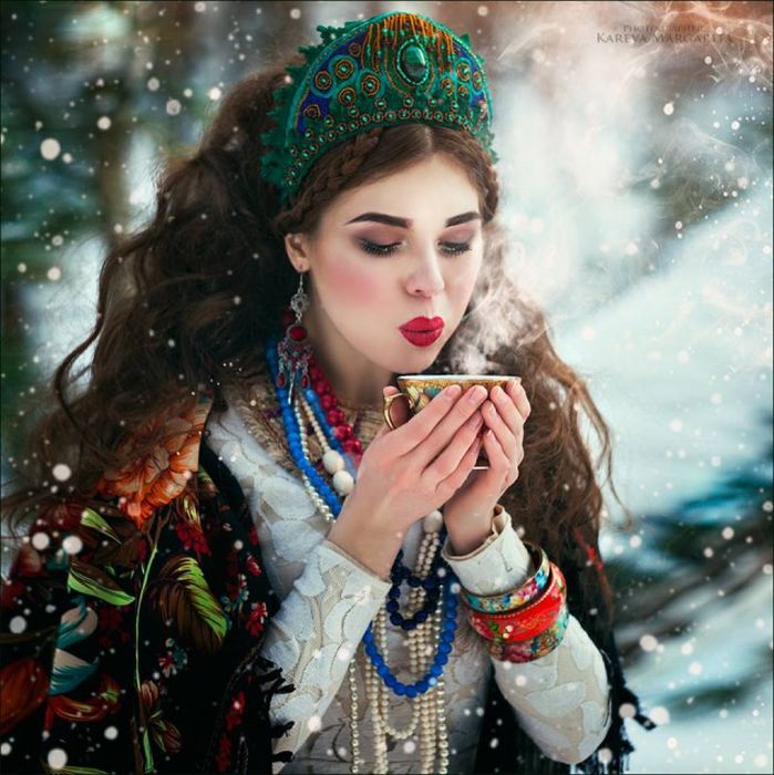 Девушки в русских нарядах