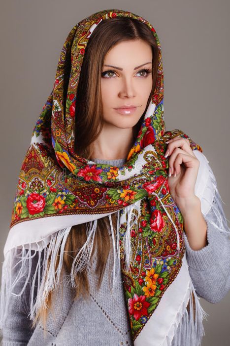 Девушки в русских нарядах
