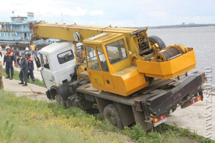 В Саратове пожарный автомобиль провалился под землю
