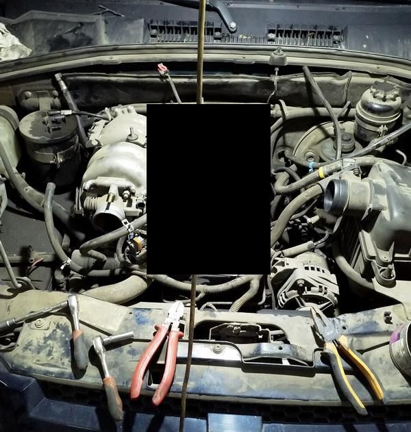 Двигатель автомобиля после трансмиссионного масла
