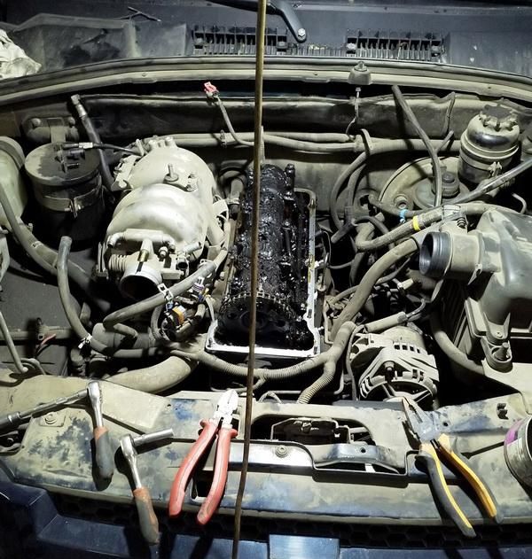 Двигатель автомобиля после трансмиссионного масла