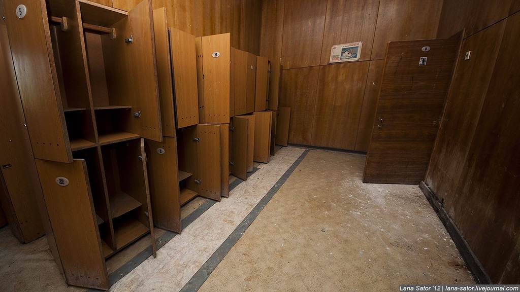 Заброшенный пионерский лагерь с бассейном и бомбоубежищем (72 фото)