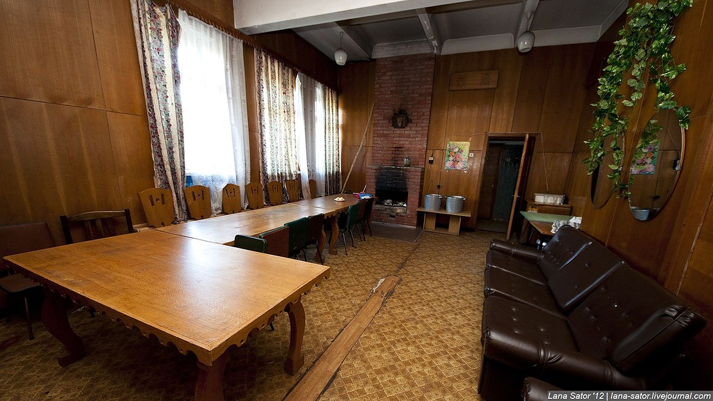 Заброшенный пионерский лагерь с бассейном и бомбоубежищем (72 фото)