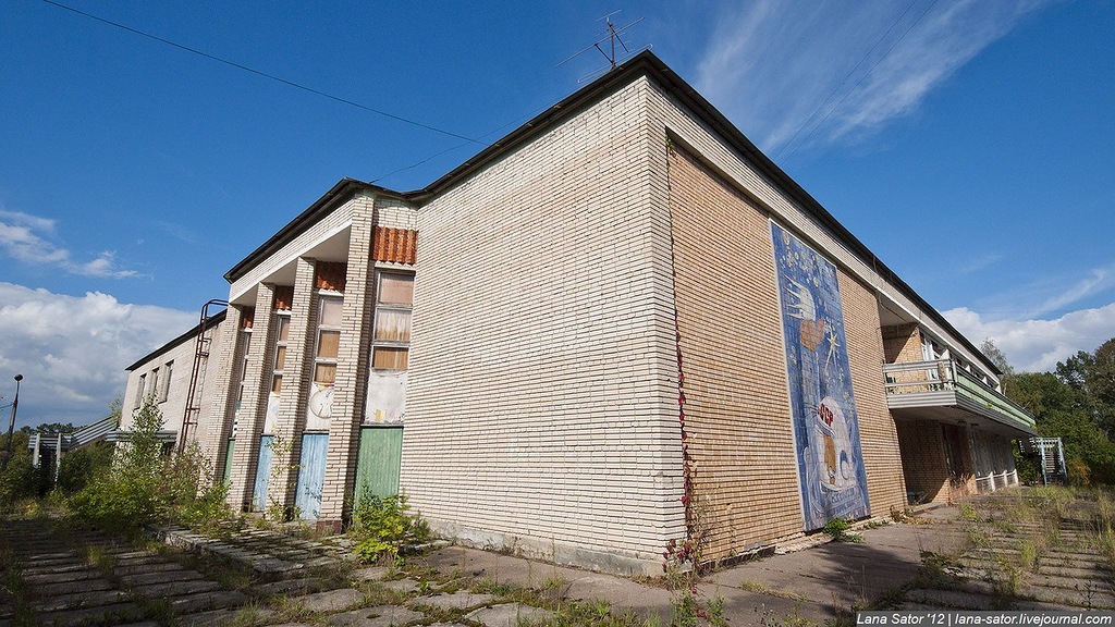 Заброшенный пионерский лагерь с бассейном и бомбоубежищем (72 фото)