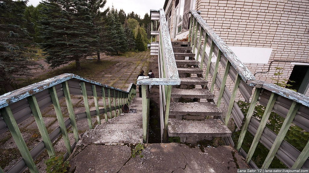 Заброшенный пионерский лагерь с бассейном и бомбоубежищем (72 фото)