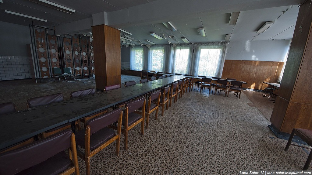 Заброшенный пионерский лагерь с бассейном и бомбоубежищем (72 фото)