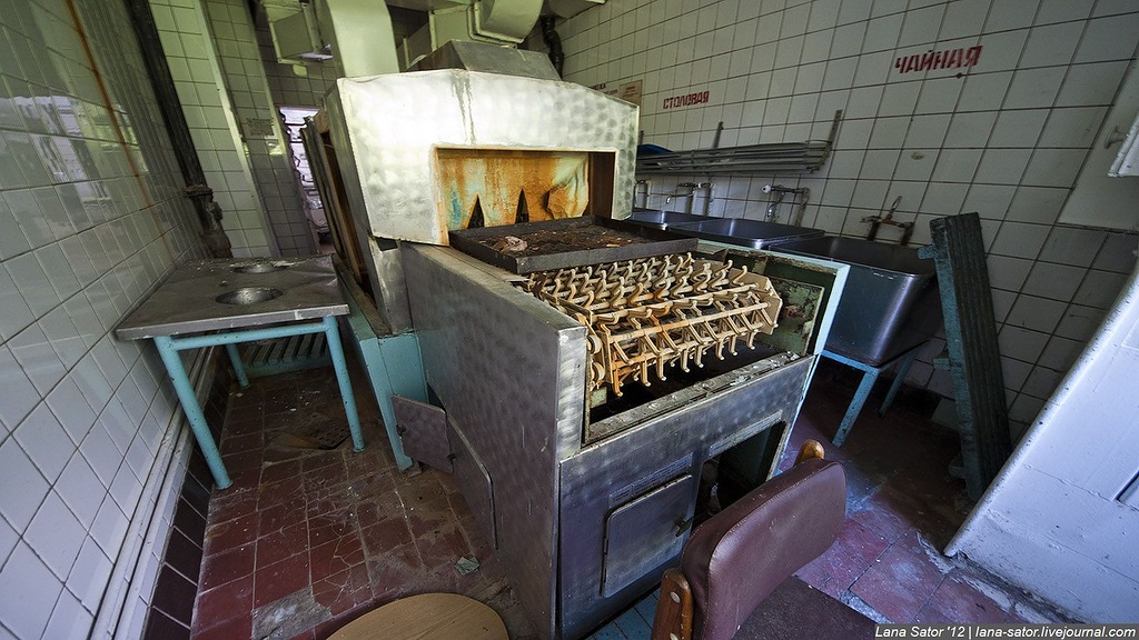 Заброшенный пионерский лагерь с бассейном и бомбоубежищем (72 фото)