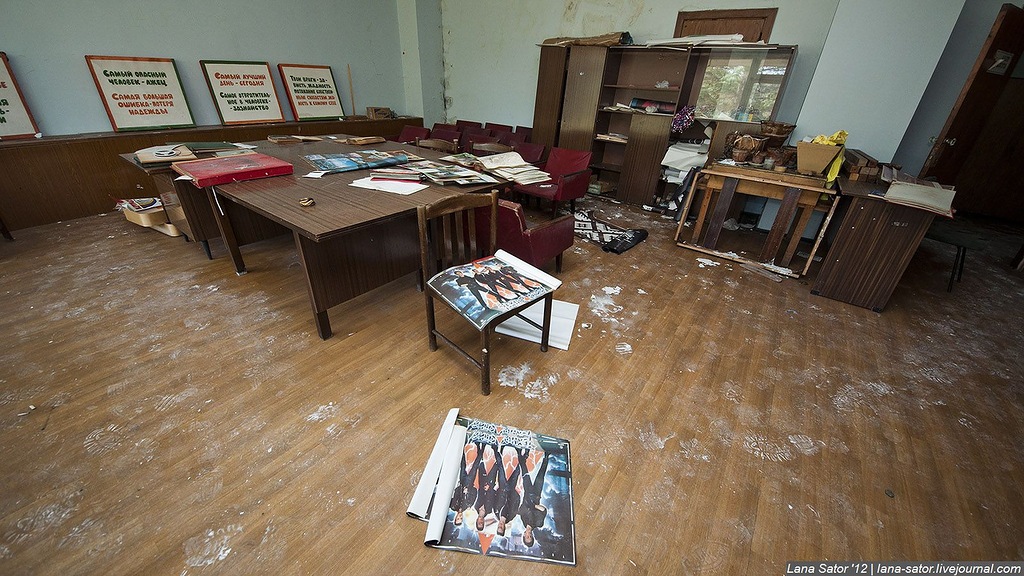 Заброшенный пионерский лагерь с бассейном и бомбоубежищем (72 фото)