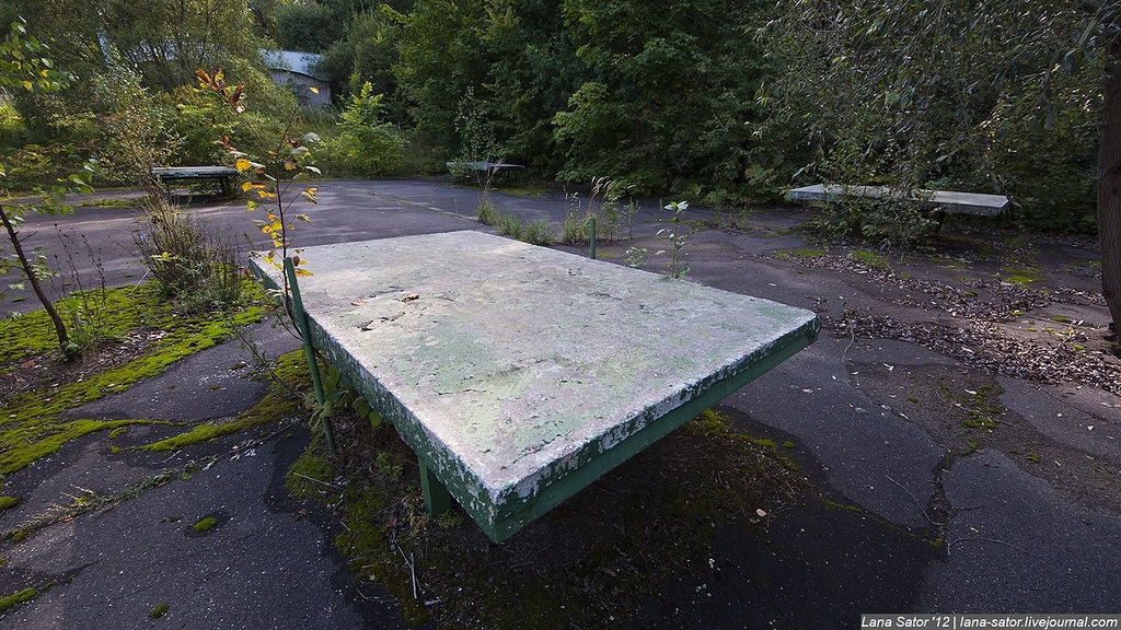Заброшенный пионерский лагерь с бассейном и бомбоубежищем (72 фото)