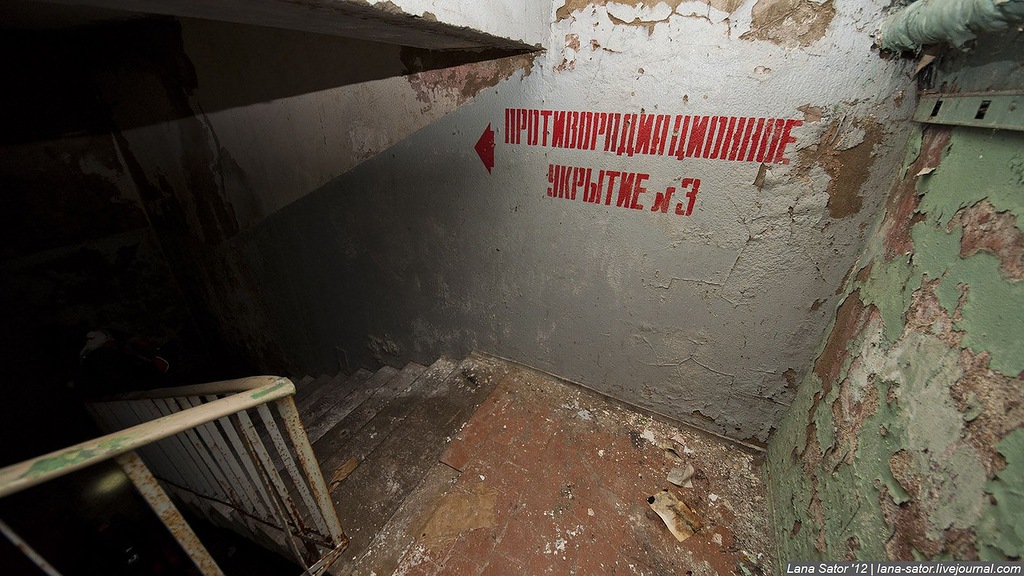 Заброшенный пионерский лагерь с бассейном и бомбоубежищем (72 фото)
