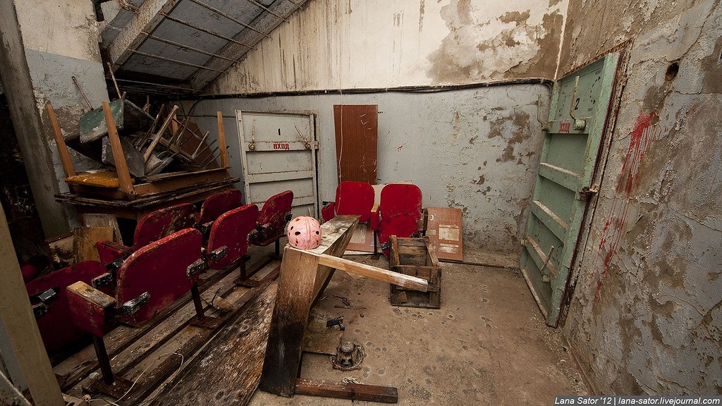 Заброшенный пионерский лагерь с бассейном и бомбоубежищем (72 фото)