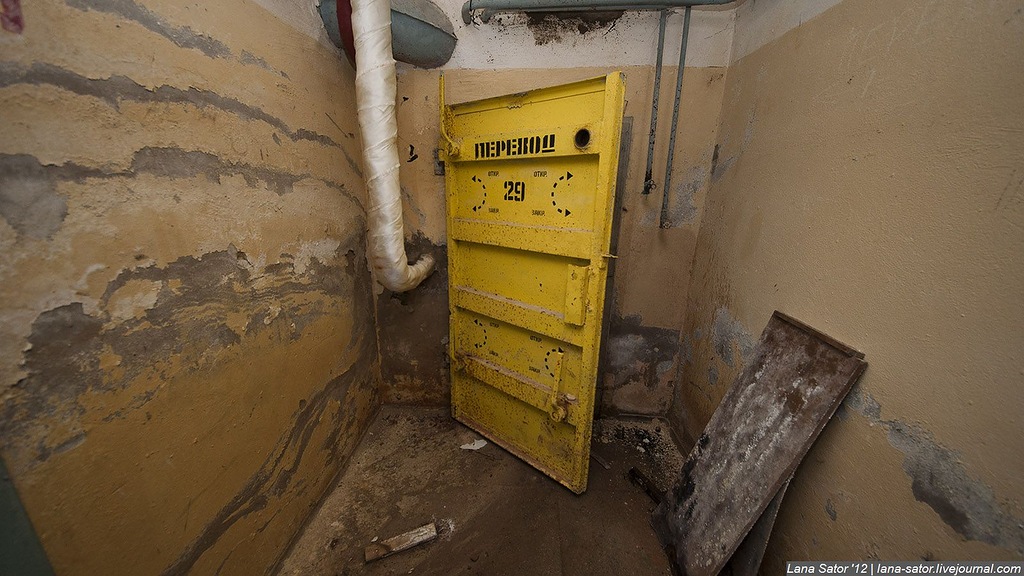 Заброшенный пионерский лагерь с бассейном и бомбоубежищем (72 фото)