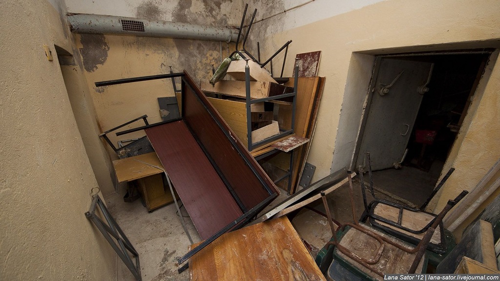 Заброшенный пионерский лагерь с бассейном и бомбоубежищем (72 фото)