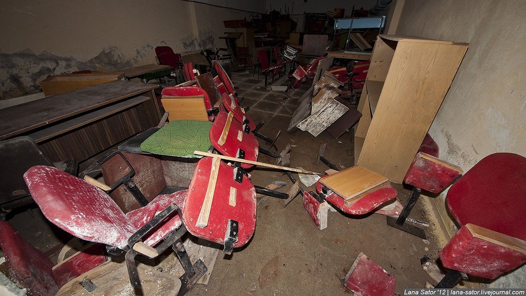 Заброшенный пионерский лагерь с бассейном и бомбоубежищем (72 фото)