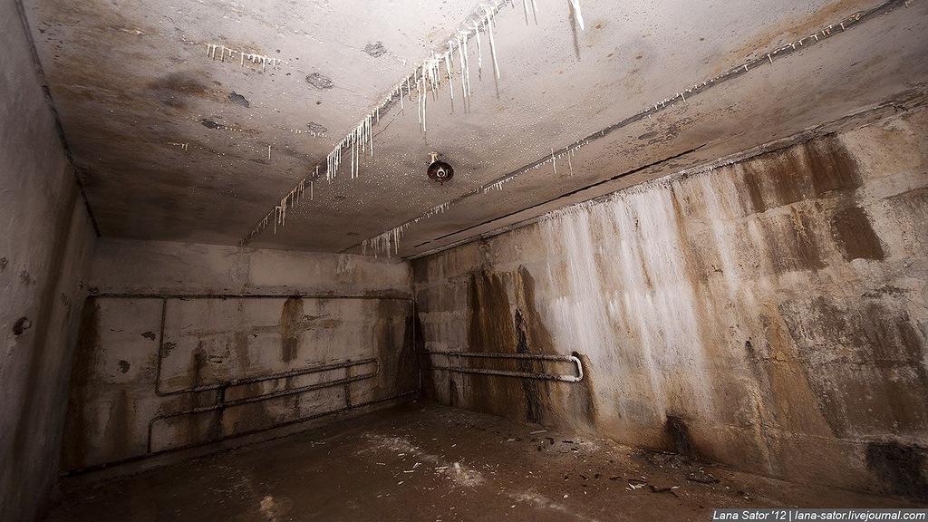 Заброшенный пионерский лагерь с бассейном и бомбоубежищем (72 фото)