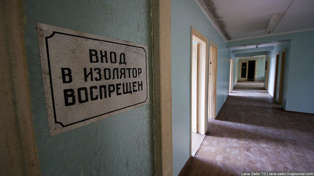 Заброшенный пионерский лагерь с бассейном и бомбоубежищем (72 фото)