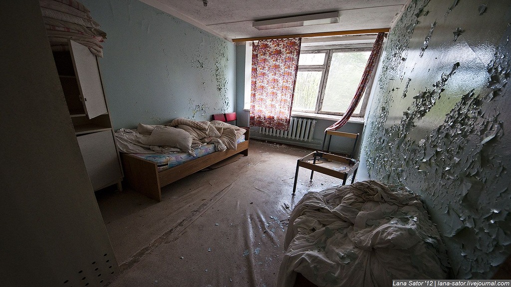 Заброшенный пионерский лагерь с бассейном и бомбоубежищем (72 фото)