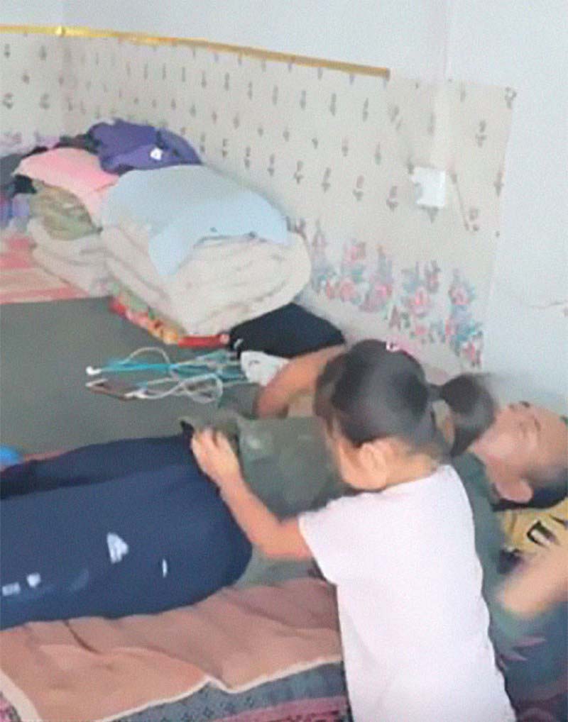 6-летняя девочка ухаживает за своим парализованным отцом после того, как мать их бросила 6-летняя девочка ухаживает за своим парализованным отцом после того, как мать их бросила