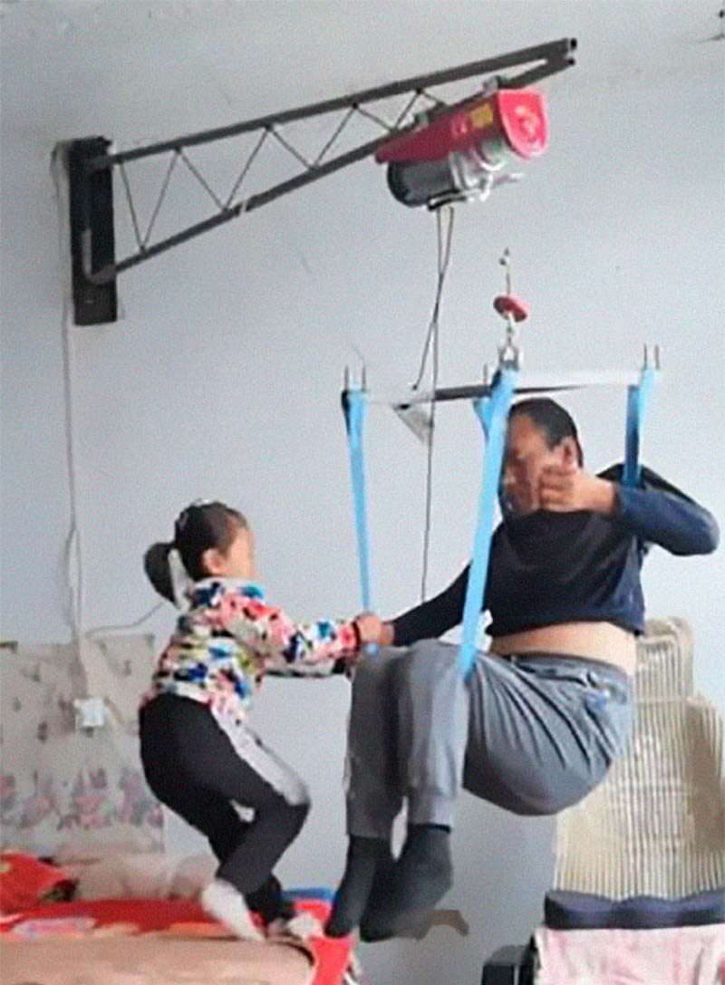 6-летняя девочка ухаживает за своим парализованным отцом после того, как мать их бросила 6-летняя девочка ухаживает за своим парализованным отцом после того, как мать их бросила