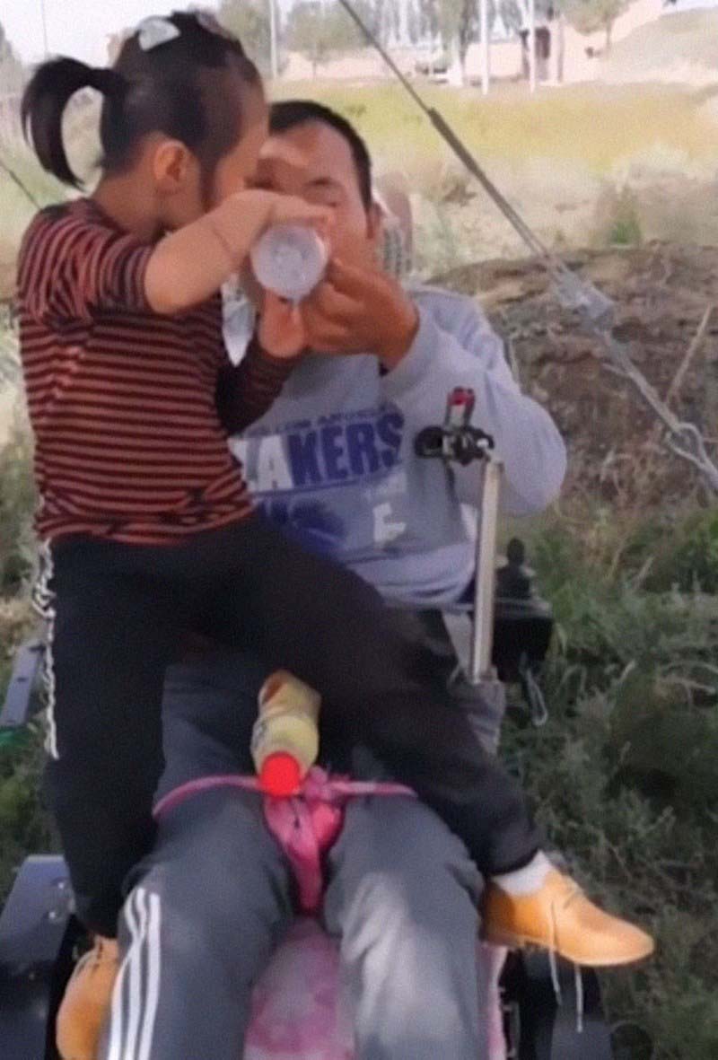 6-летняя девочка ухаживает за своим парализованным отцом после того, как мать их бросила 6-летняя девочка ухаживает за своим парализованным отцом после того, как мать их бросила