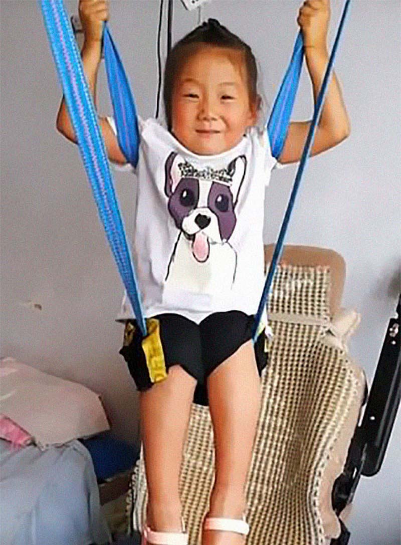 6-летняя девочка ухаживает за своим парализованным отцом после того, как мать их бросила 6-летняя девочка ухаживает за своим парализованным отцом после того, как мать их бросила