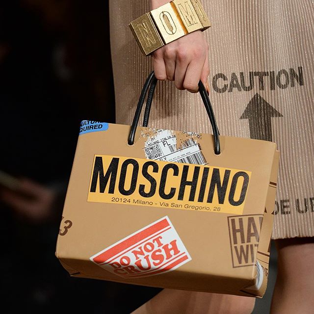 Новая коллекция Moschino под названием «Мусорный шик» Новая коллекция Moschino под названием «Мусорный шик»