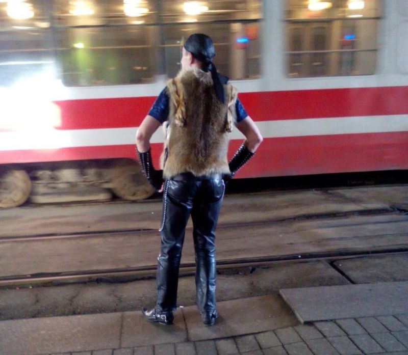 Барышня без трусов, парень на каблуках и другие стиляги на питерских улицах