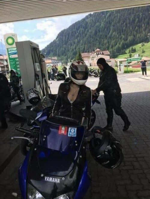 Необычная подруга байкера