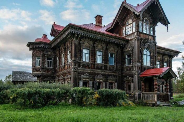 Великолепный деревянный дом в заброшенной деревне Погорелово Великолепный деревянный дом в заброшенной деревне Погорелово