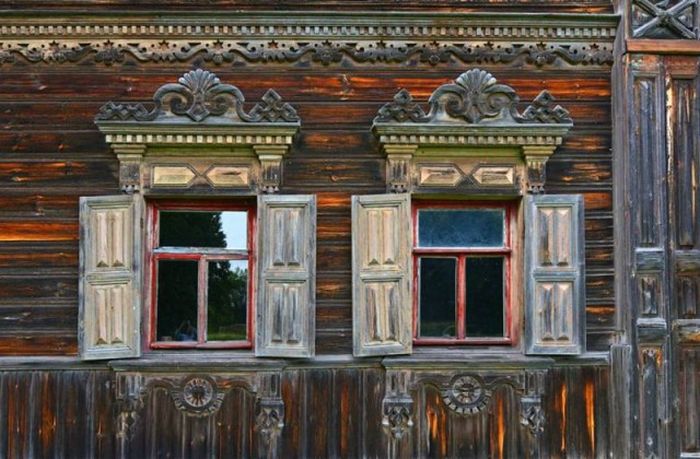 Великолепный деревянный дом в заброшенной деревне Погорелово Великолепный деревянный дом в заброшенной деревне Погорелово