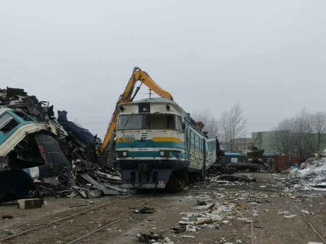 Уничтожение старого дизель-поезда в Эстонии