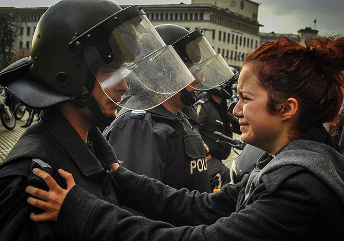 30 фотопримеров человеческого сострадания во время акций протеста 30 фотопримеров человеческого сострадания во время акций протеста