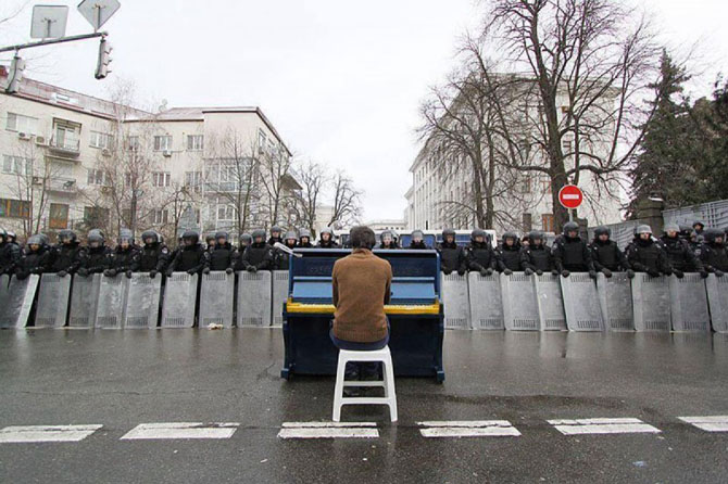 30 фотопримеров человеческого сострадания во время акций протеста 30 фотопримеров человеческого сострадания во время акций протеста