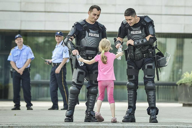 30 фотопримеров человеческого сострадания во время акций протеста 30 фотопримеров человеческого сострадания во время акций протеста