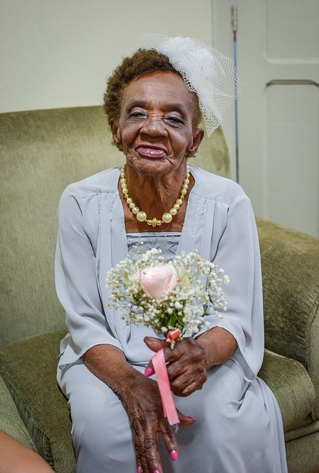 106-летняя старушка вышла замуж за 66-летнего кавалера в доме для престарелых