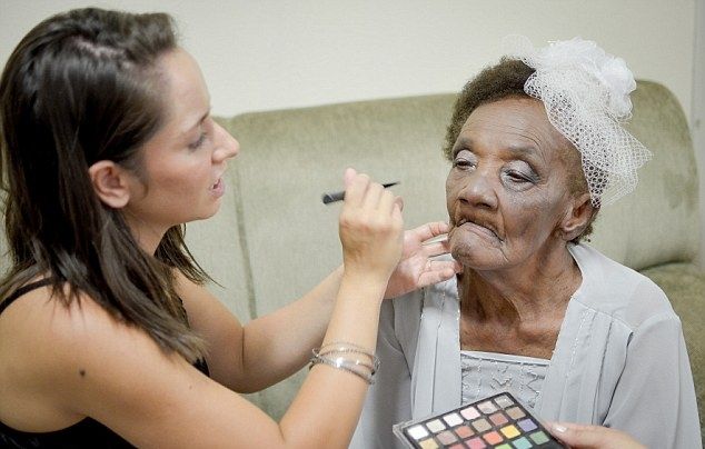 106-летняя старушка вышла замуж за 66-летнего кавалера в доме для престарелых