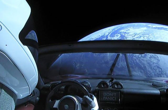 Компания SpaceX отправила в космос электрокар Tesla Roadster