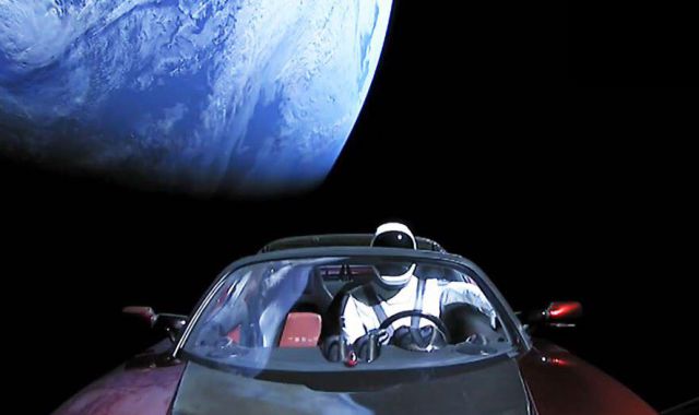 Компания SpaceX отправила в космос электрокар Tesla Roadster