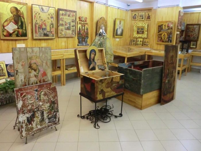 Ящики из икон в музее мэра Екатеринбурга Ящики из икон в музее мэра Екатеринбурга