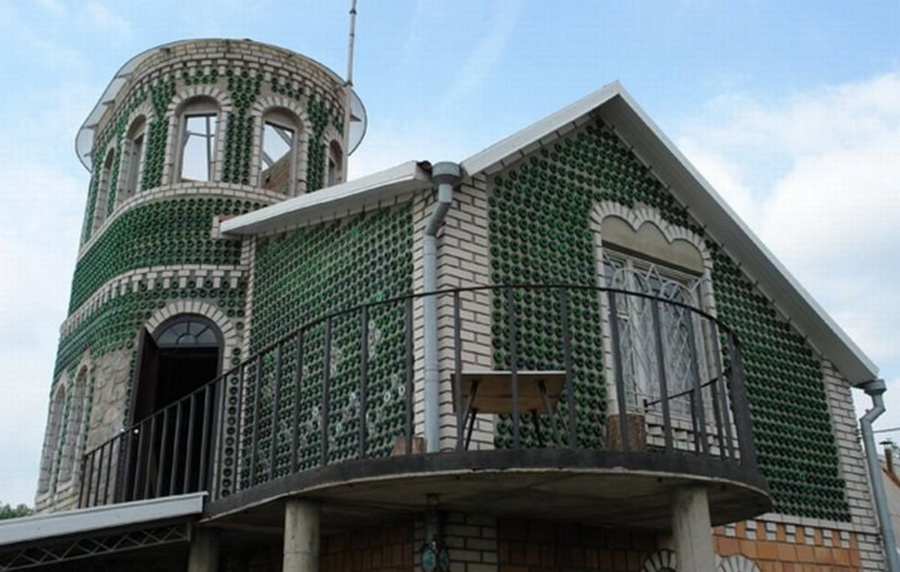 Бутылочный дом Владимира Сысы Бутылочный дом Владимира Сысы