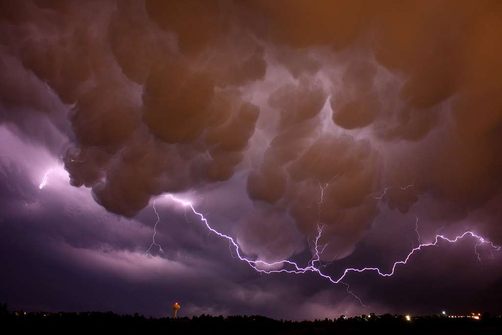 Поразительные облака Mammatus Поразительные облака Mammatus