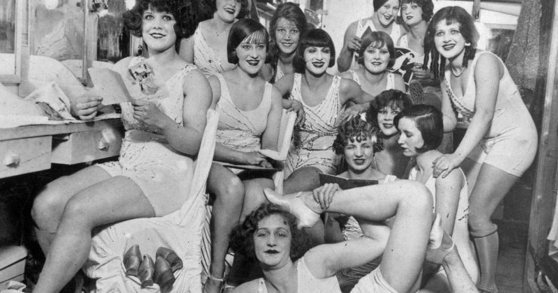 История главного кабаре в мире «Мулен Руж» в фотографиях История главного кабаре в мире «Мулен Руж» в фотографиях