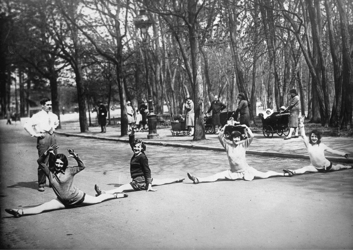 История главного кабаре в мире «Мулен Руж» в фотографиях История главного кабаре в мире «Мулен Руж» в фотографиях