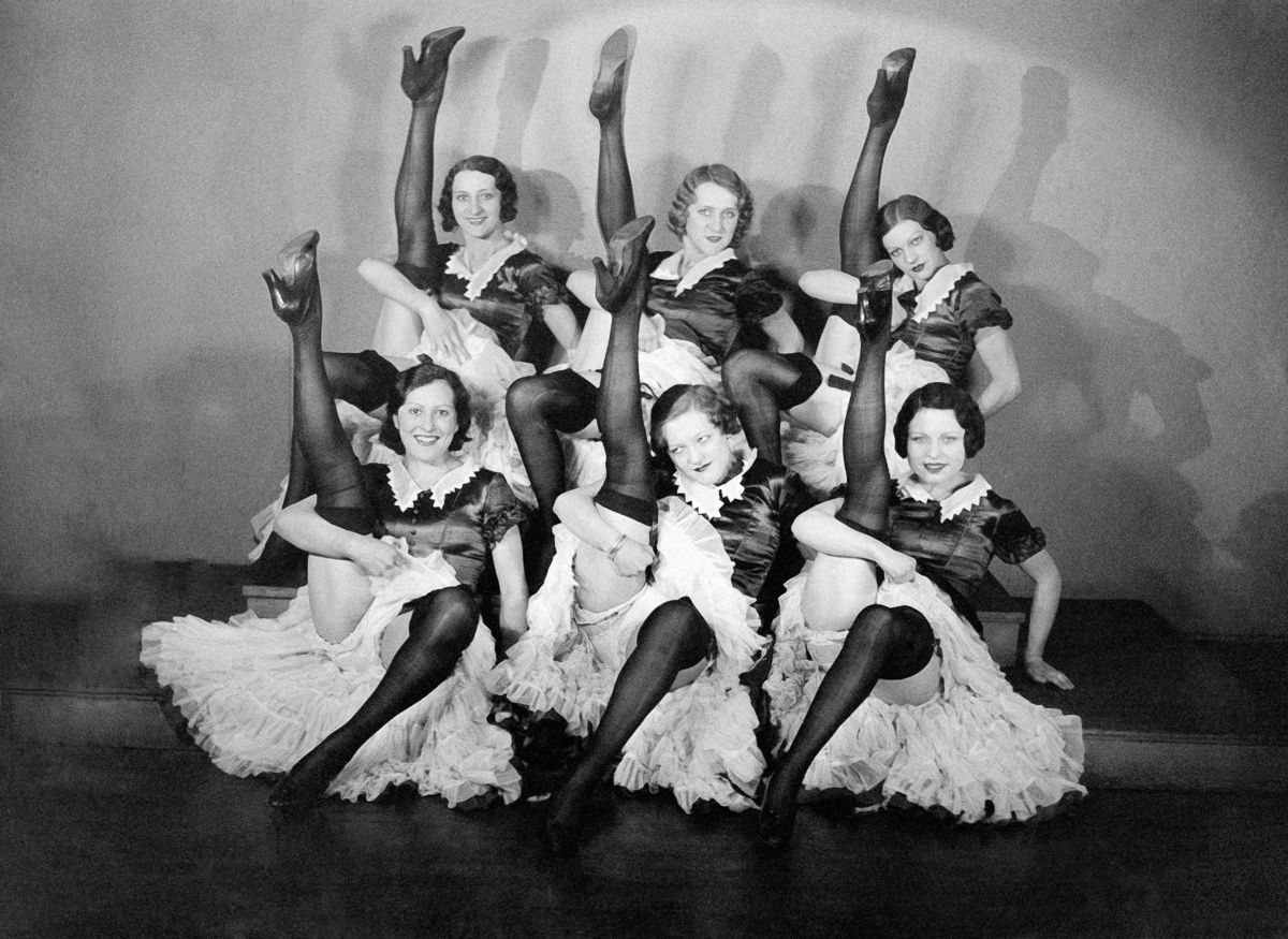 История главного кабаре в мире «Мулен Руж» в фотографиях История главного кабаре в мире «Мулен Руж» в фотографиях