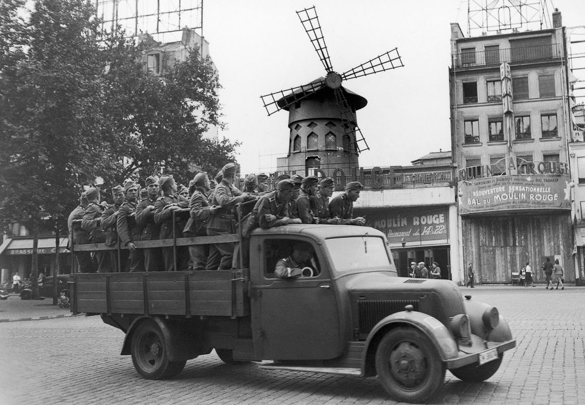 История главного кабаре в мире «Мулен Руж» в фотографиях История главного кабаре в мире «Мулен Руж» в фотографиях