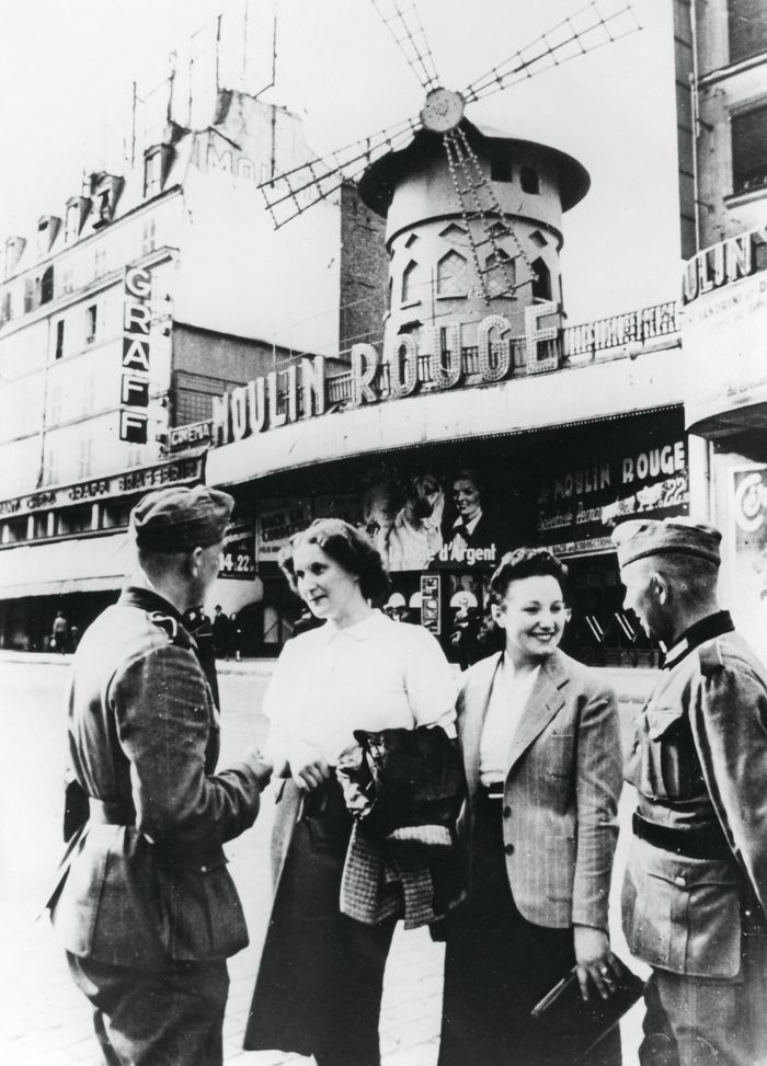 История главного кабаре в мире «Мулен Руж» в фотографиях История главного кабаре в мире «Мулен Руж» в фотографиях